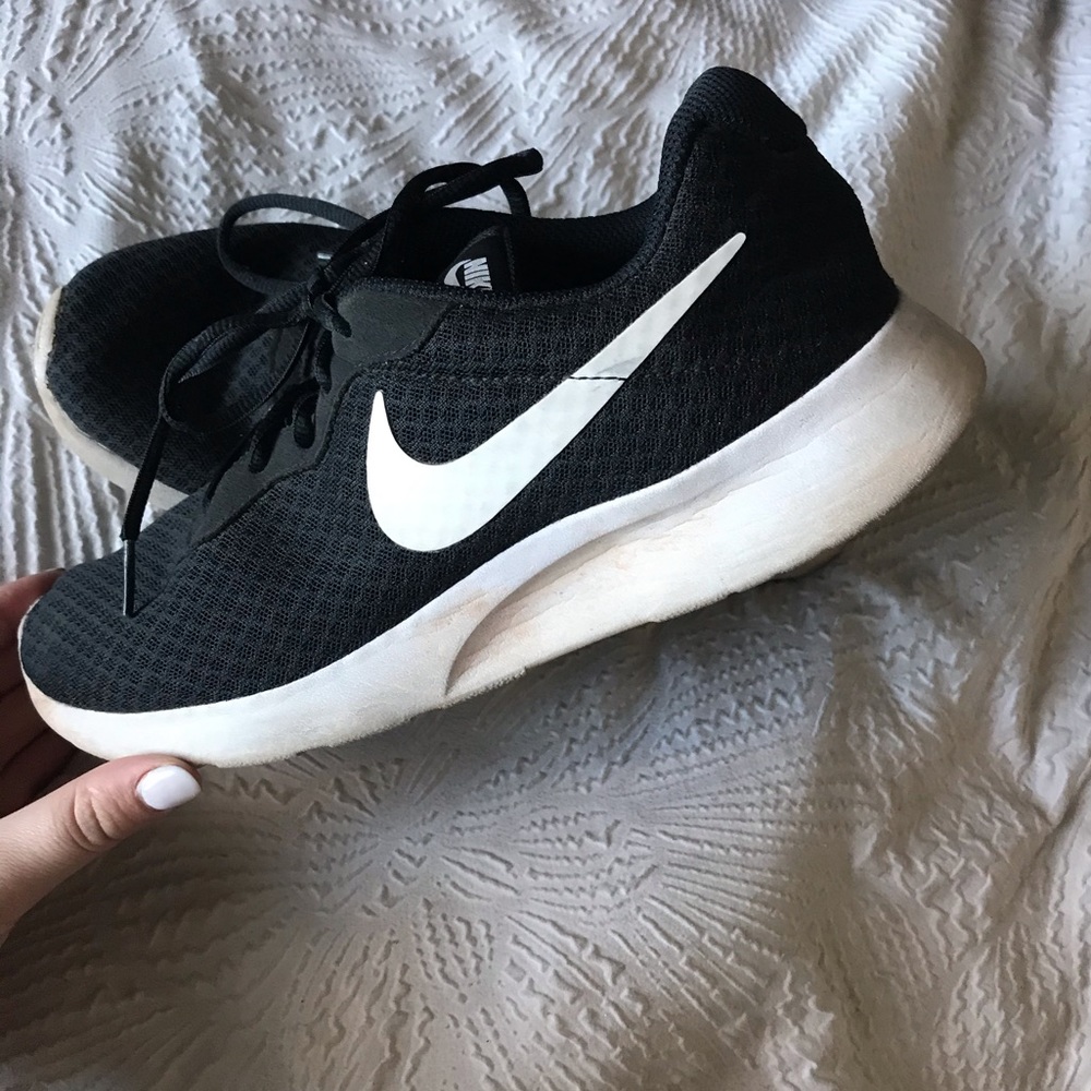 WOMENS BLACK NIKES 🤍